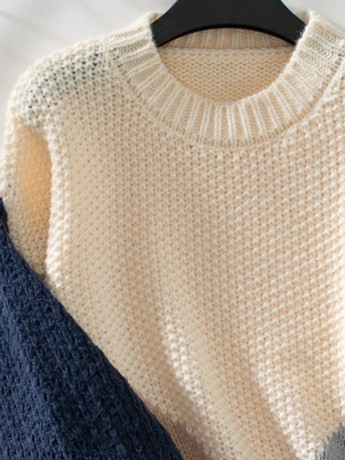 Diana | Color block sweater with a crew neck and dropped shoulders