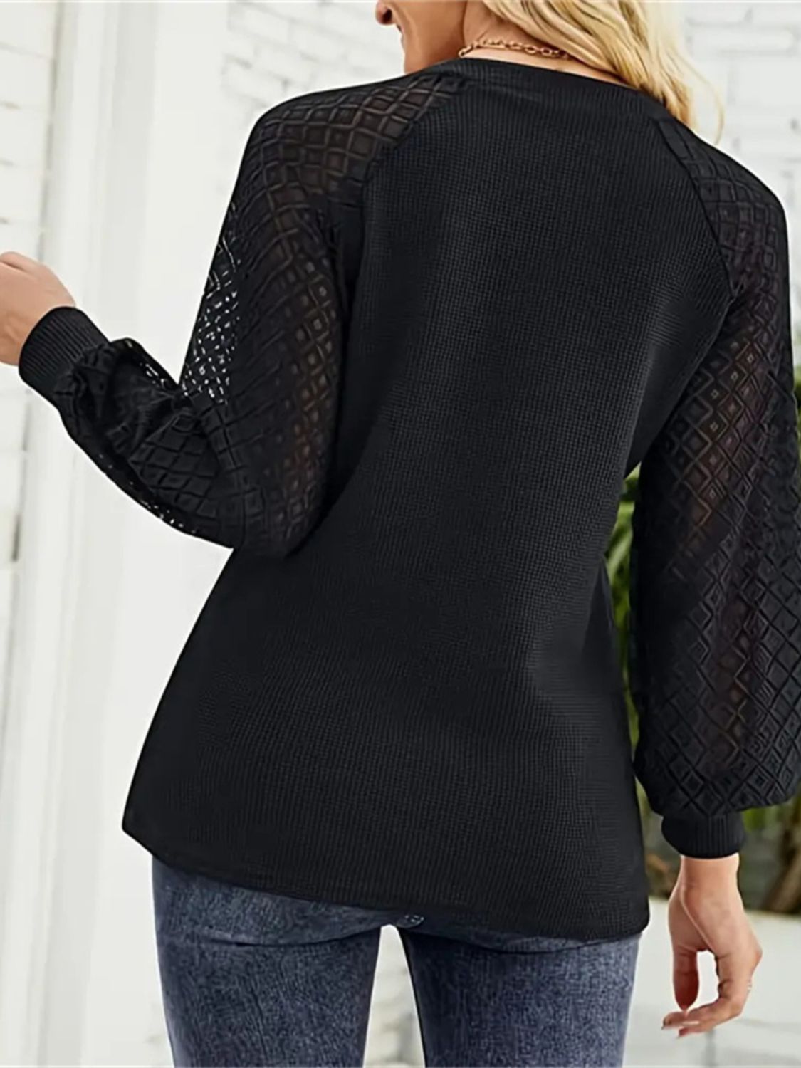 Nuria | Long-sleeved T-shirt with decorative button and V-neck