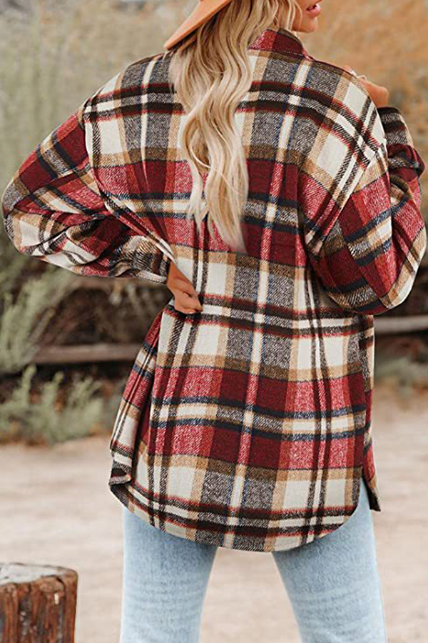 Regina | Casual outerwear with a checked turn-down collar and pocket buckle