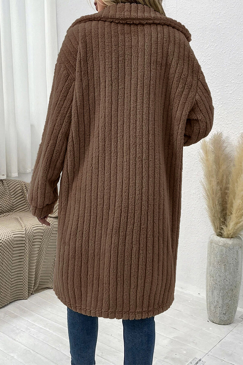 Abigail | Elegant outerwear with plain buttons and turn-down collar