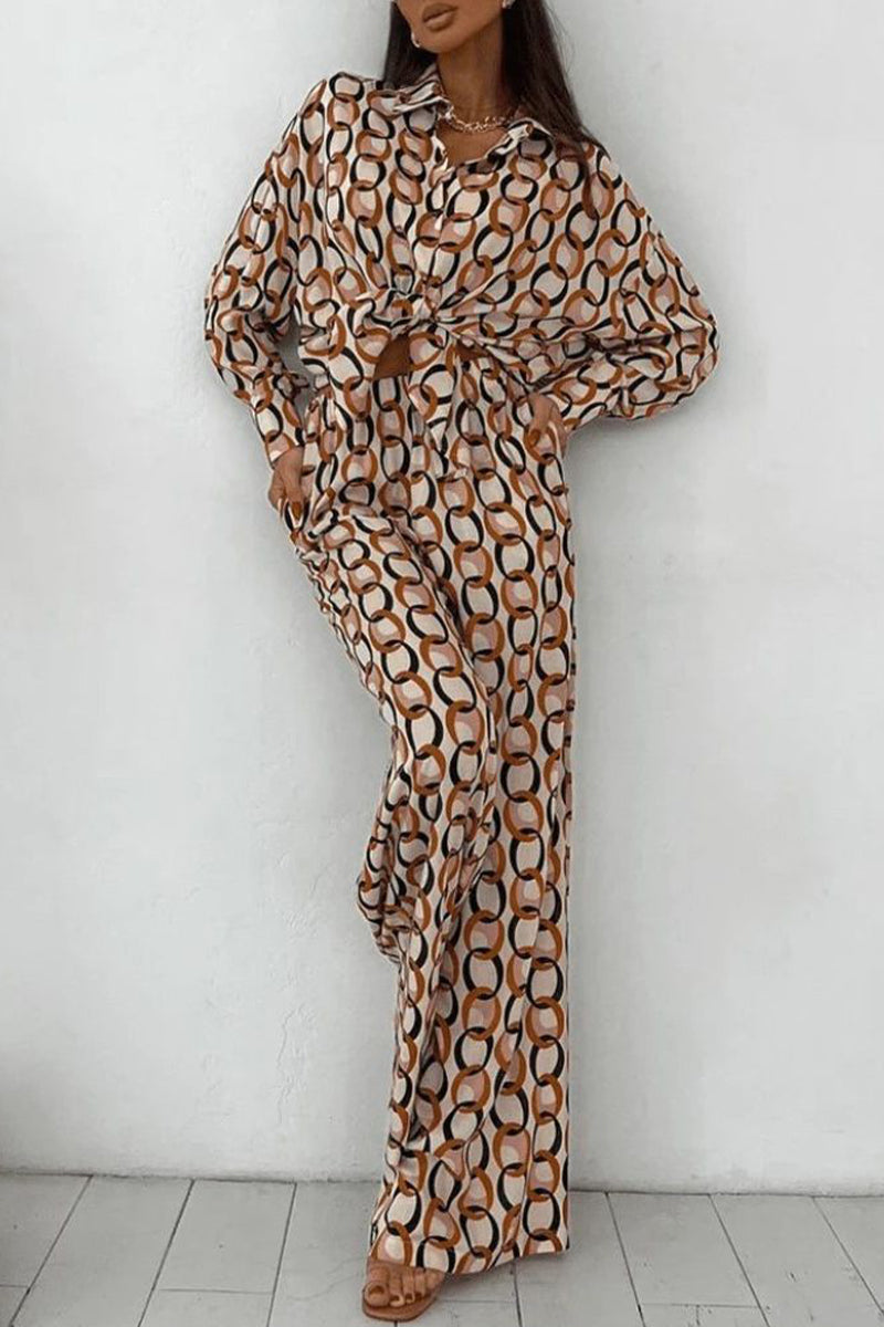 Julieta | Casual two-piece suit with geometric print and buttons, turn-down collar, long sleeves