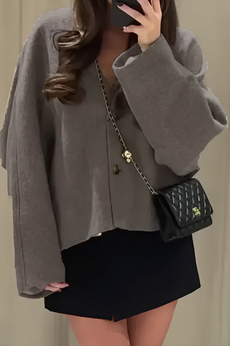 Dafne | Casual everyday outerwear with solid color buttons and chunky V-neck