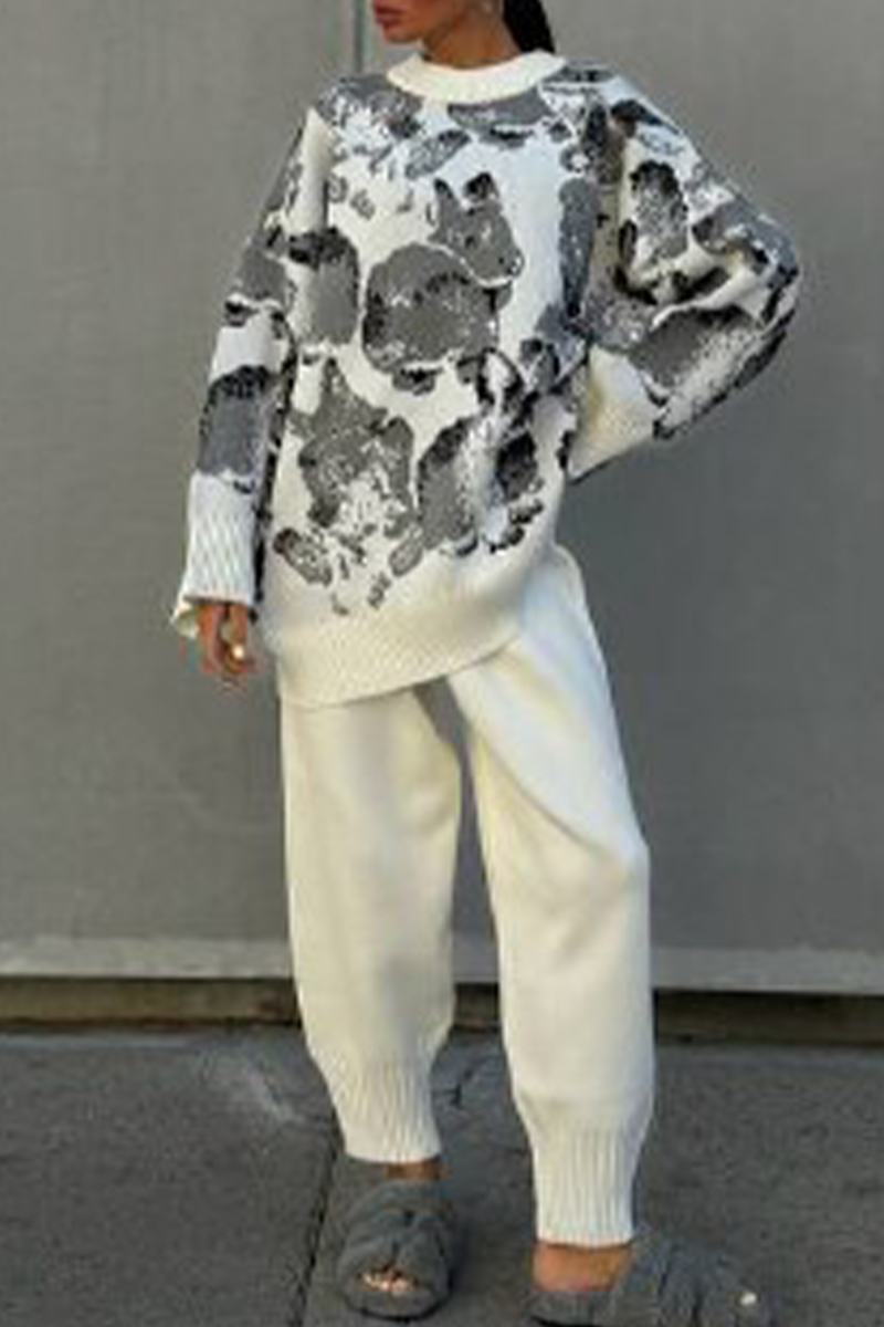 Estefanía | Casual two-piece suit with a geometric print and a contrasting O-neck and long sleeves