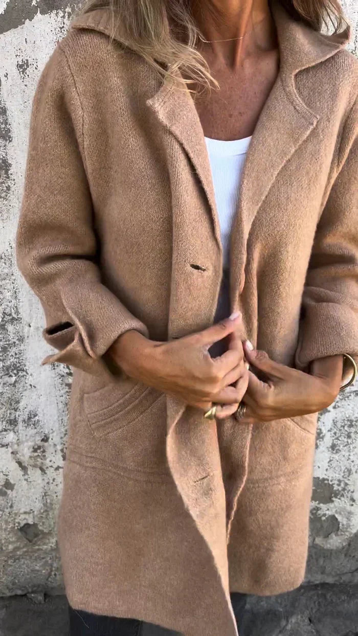 Ariadna | Waterproof coat with lapel collar