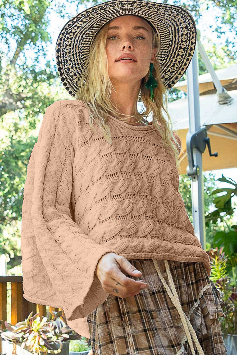 Solveig | Short sweater with a crew neck and cable knit