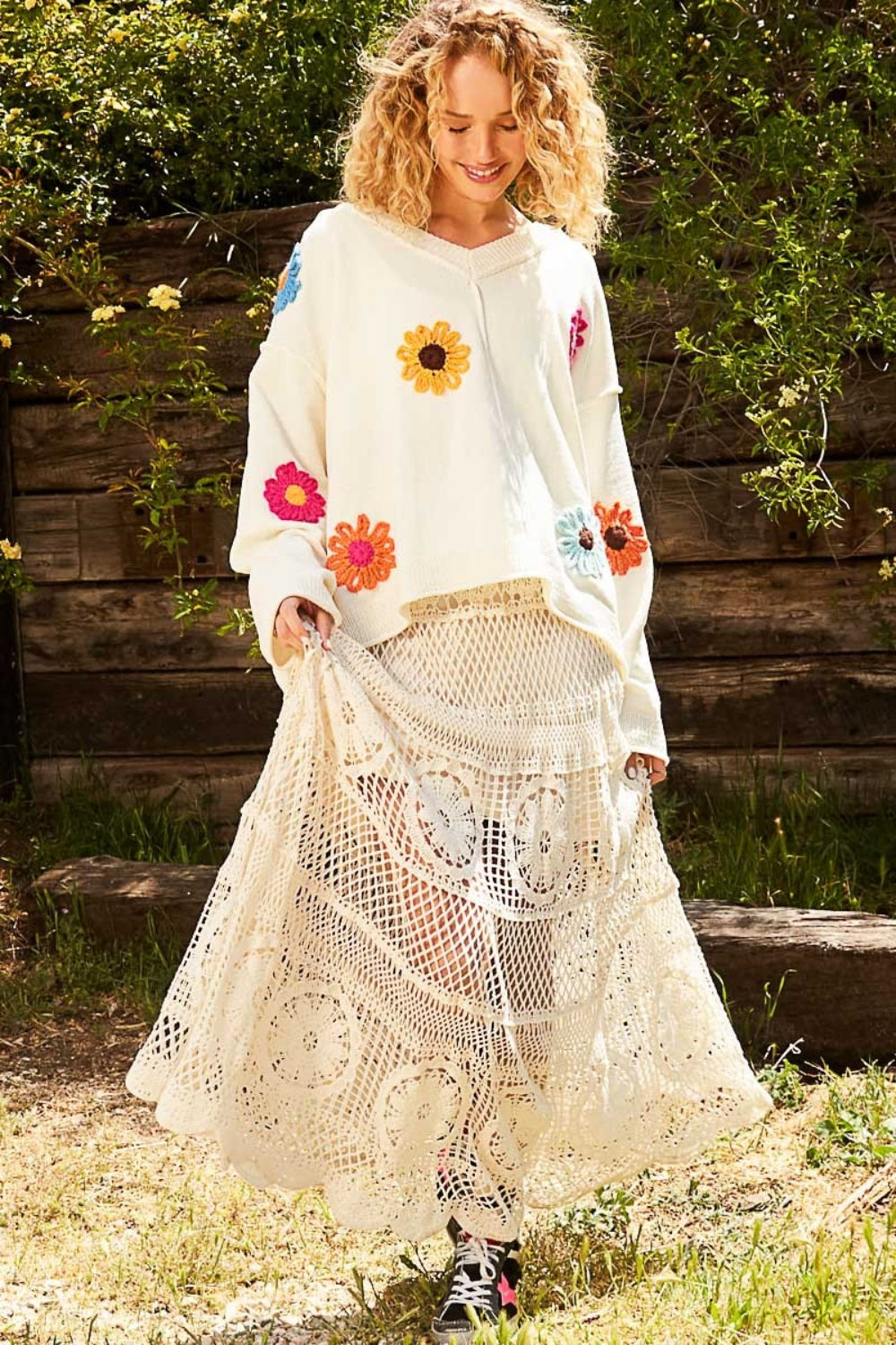 Vanja | Long-sleeved V-neck sweater with floral patches