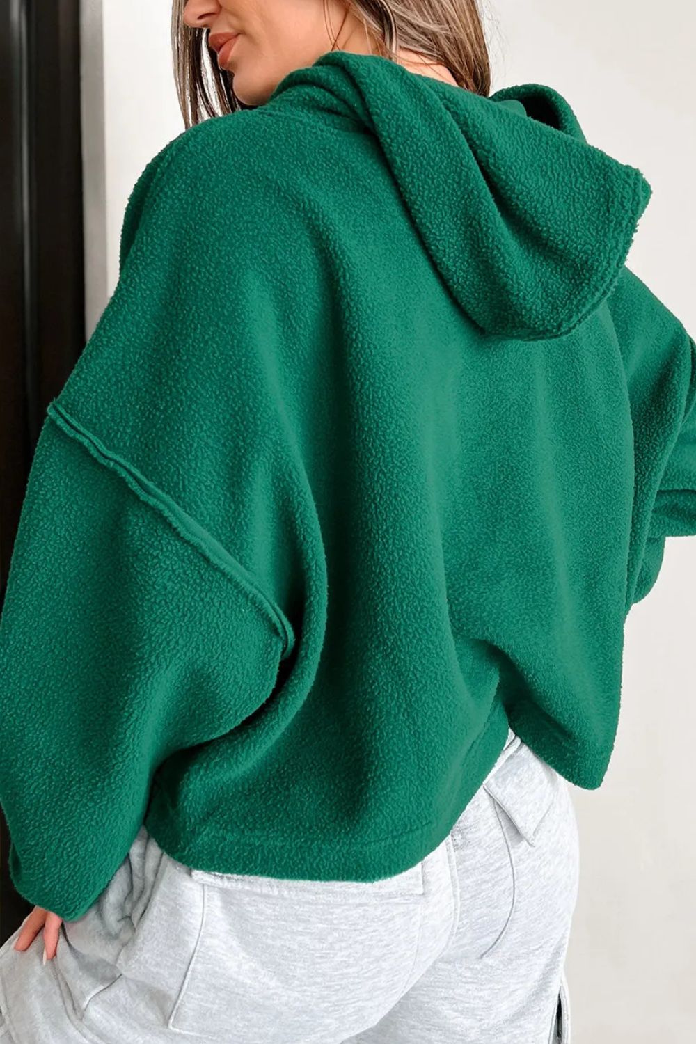 Lucía | Hoodie with exposed seam and long sleeves