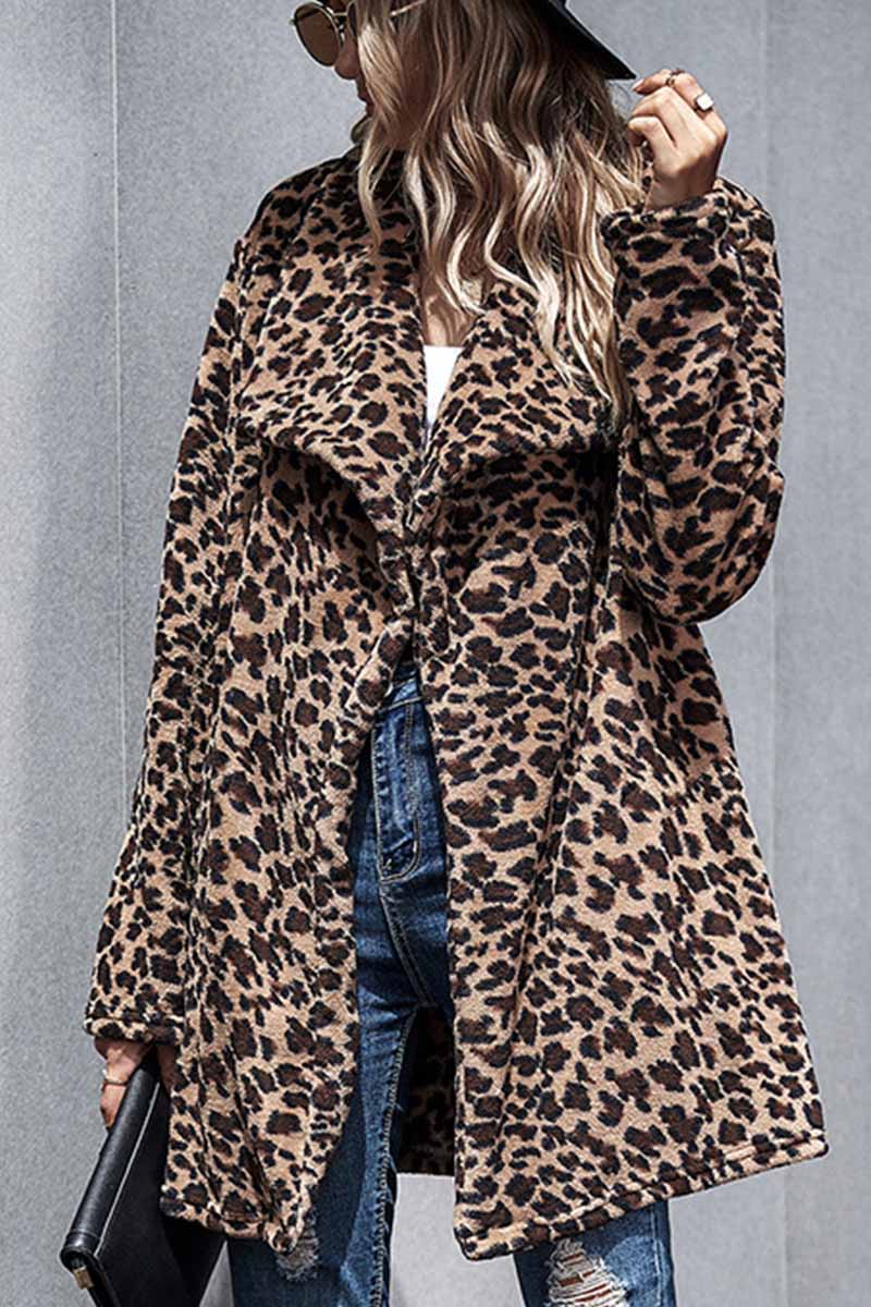 Maria Eugenia | Fashionable and minimalist winter coat