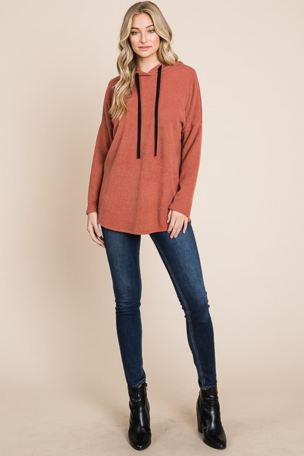 Marta | Knitted hoodie with a contrast drawstring and dropped shoulders