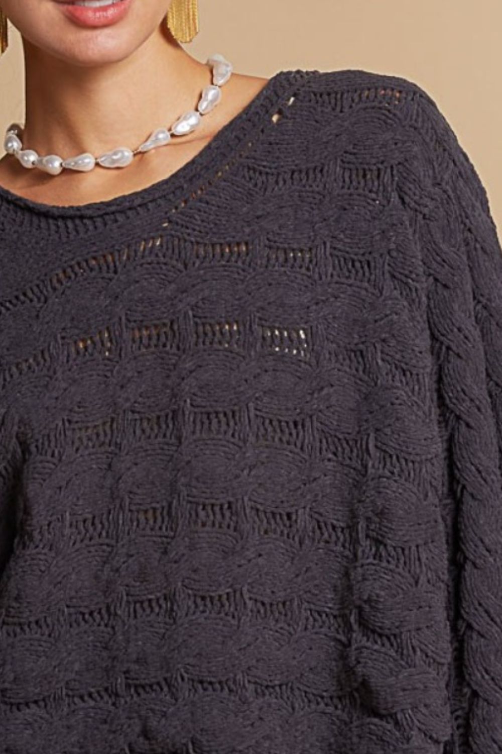Damaris | Short sweater with a crew neck and cable knit
