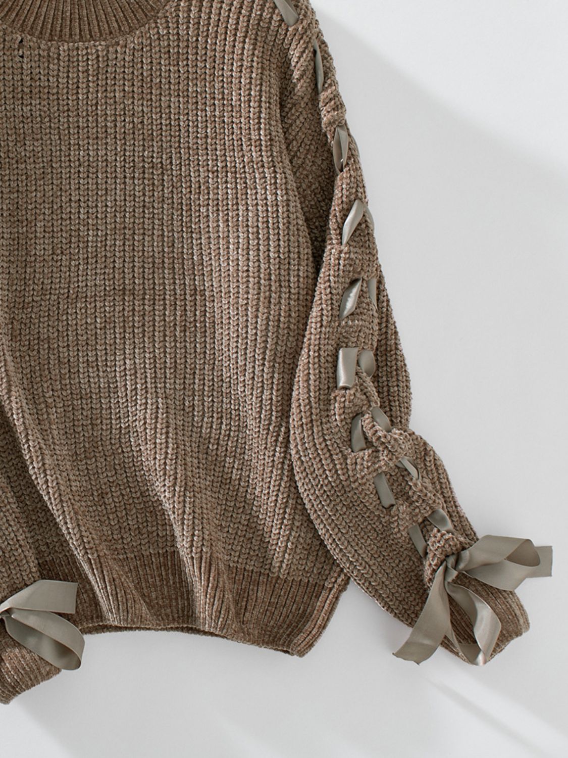 Zulema | Long-sleeved pullover with a lace-up crew neck