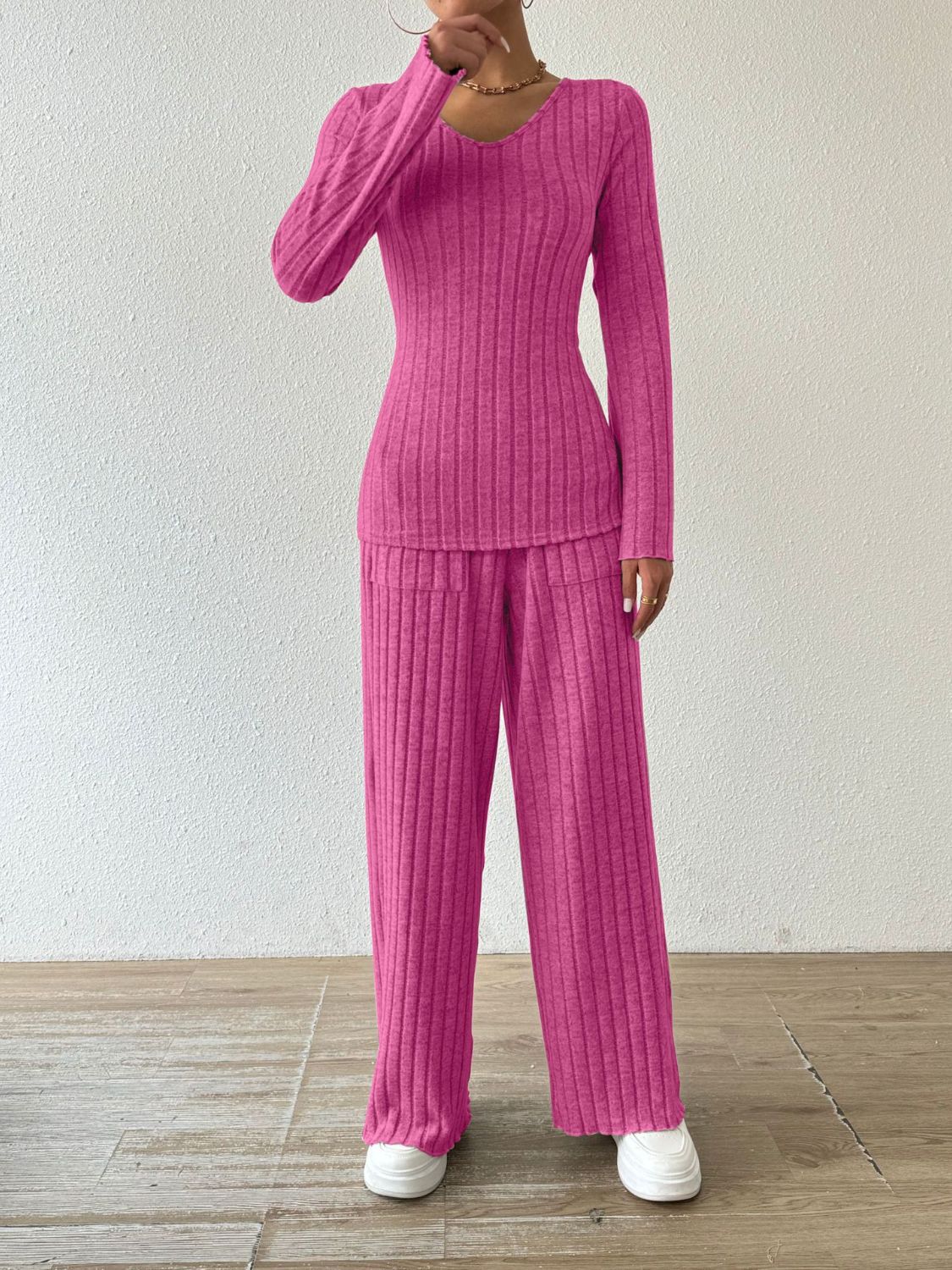 Rocio | Set consisting of a ribbed long-sleeved V-neck shirt and trousers with pockets