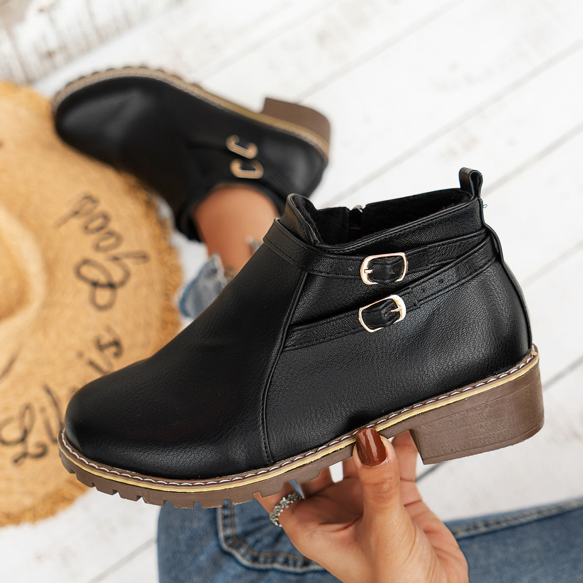 Leila | Fashionable orthopedic support boots.
