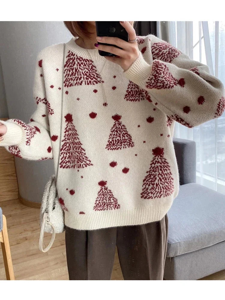 Karolina® | Warm women's knitted sweater with a Christmas tree print and a loose fit