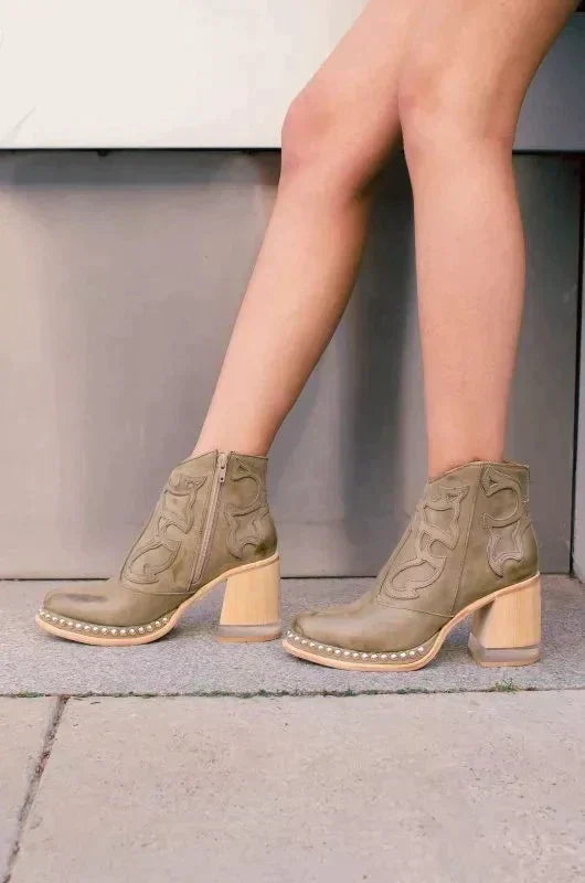 Olga | Durable orthopedic boots