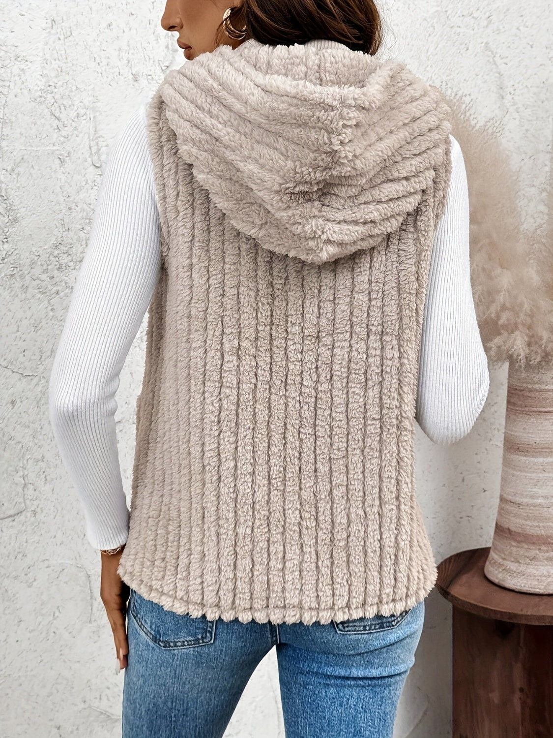 Julieta | Fluffy hooded vest with pockets