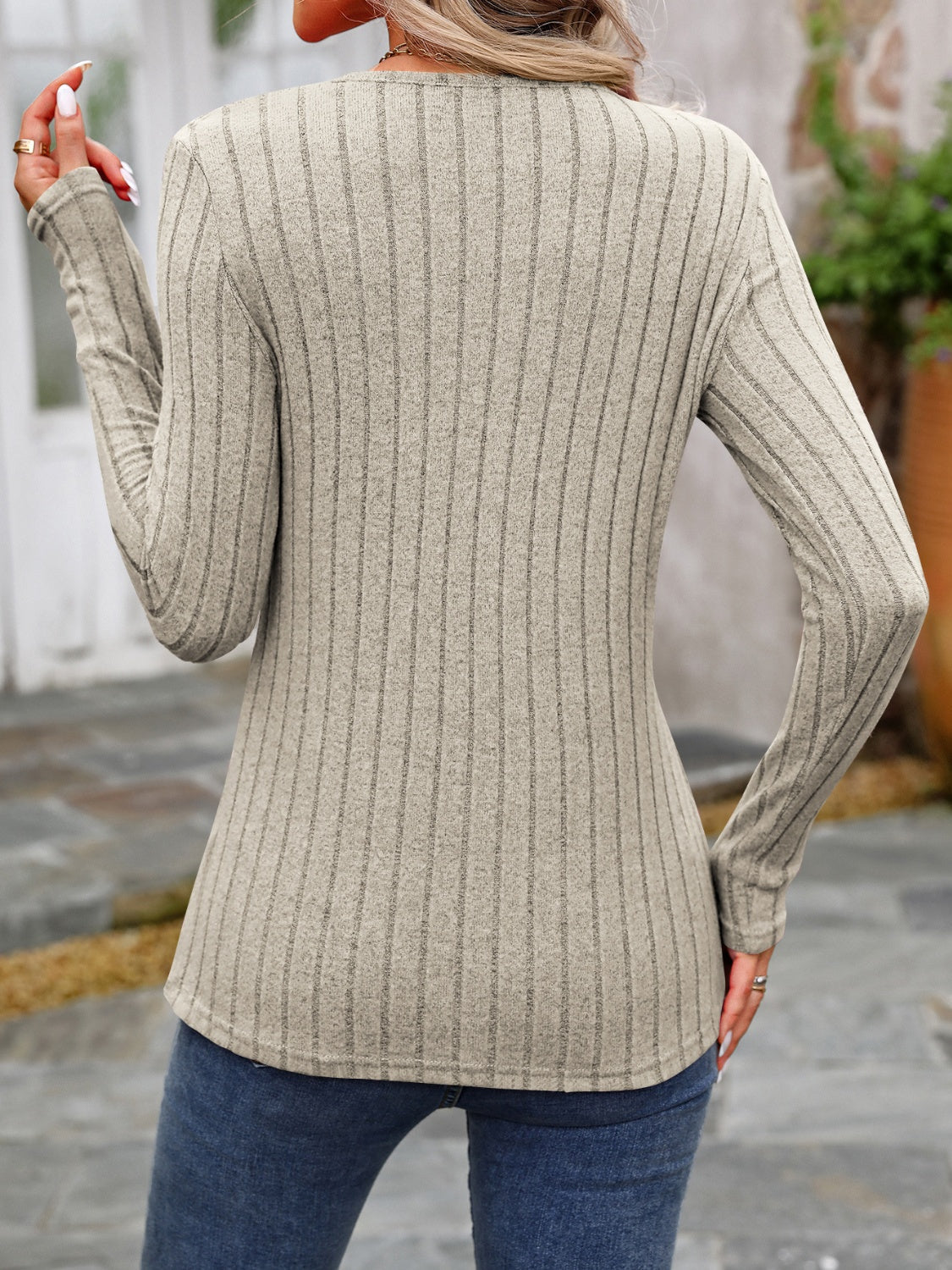 Hilda | Long-sleeved T-shirt with decorative button and crew neck