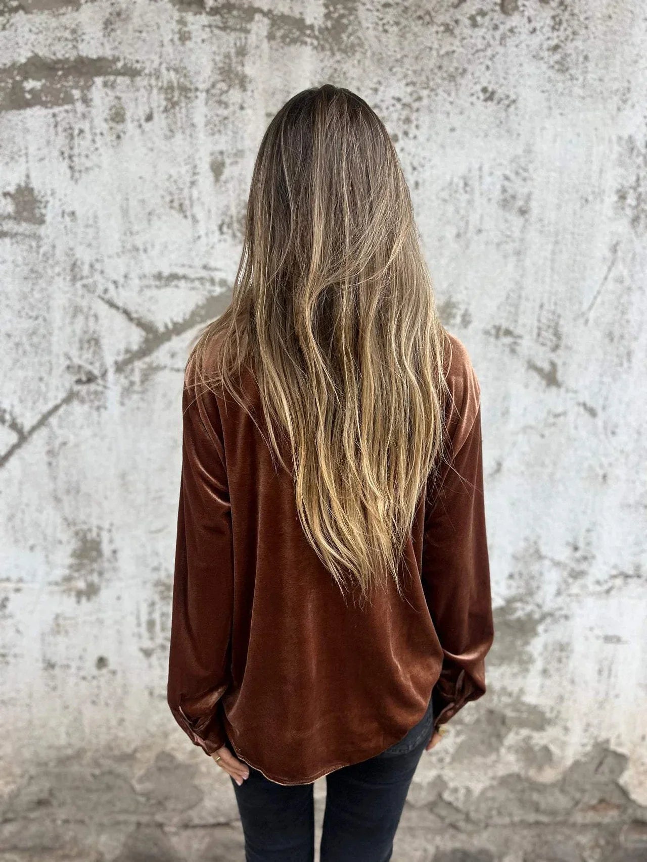 Kirsten | Velvet shirt fall trend 2024