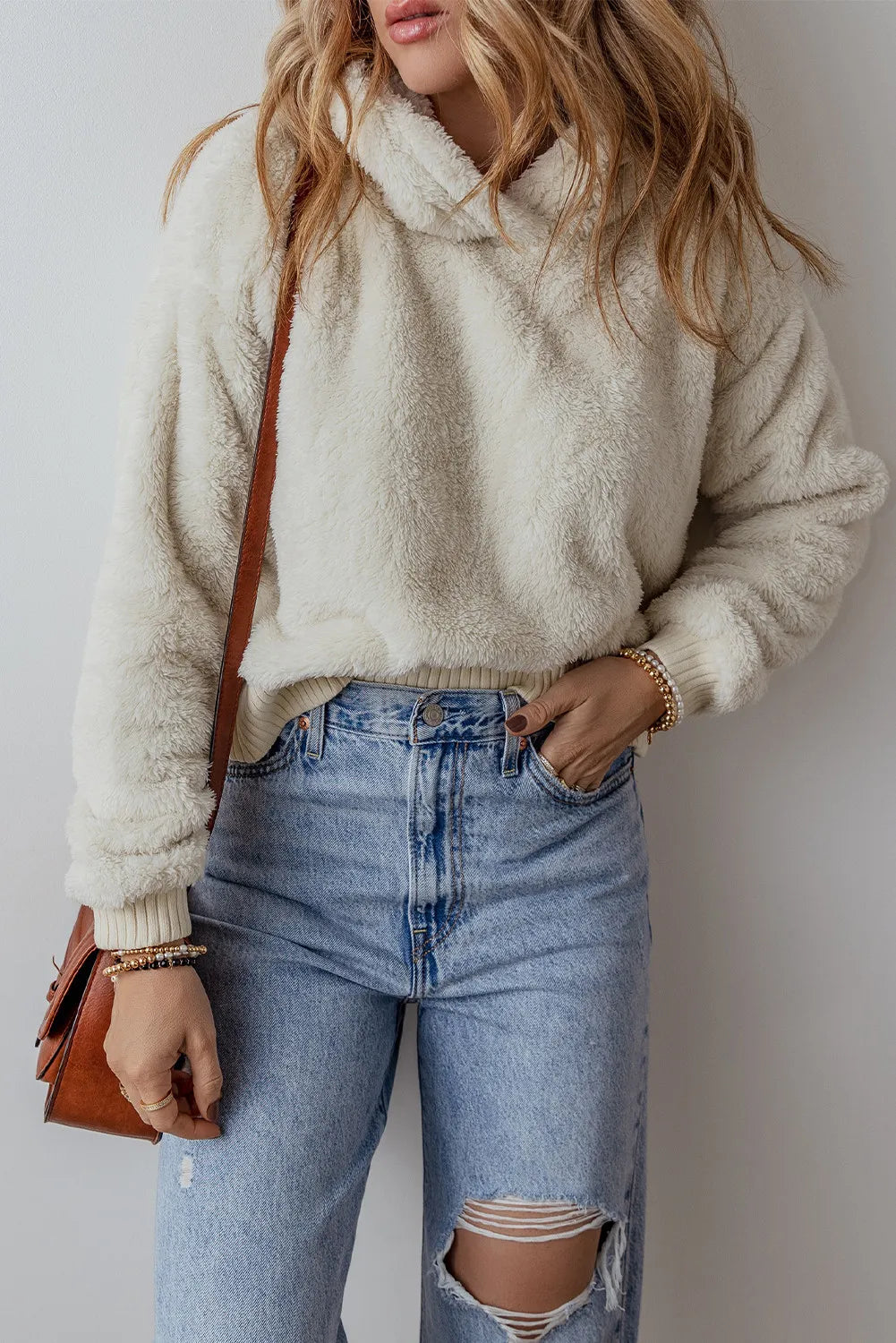 Ariadna | Fluffy, long-sleeved hoodie with low shoulders