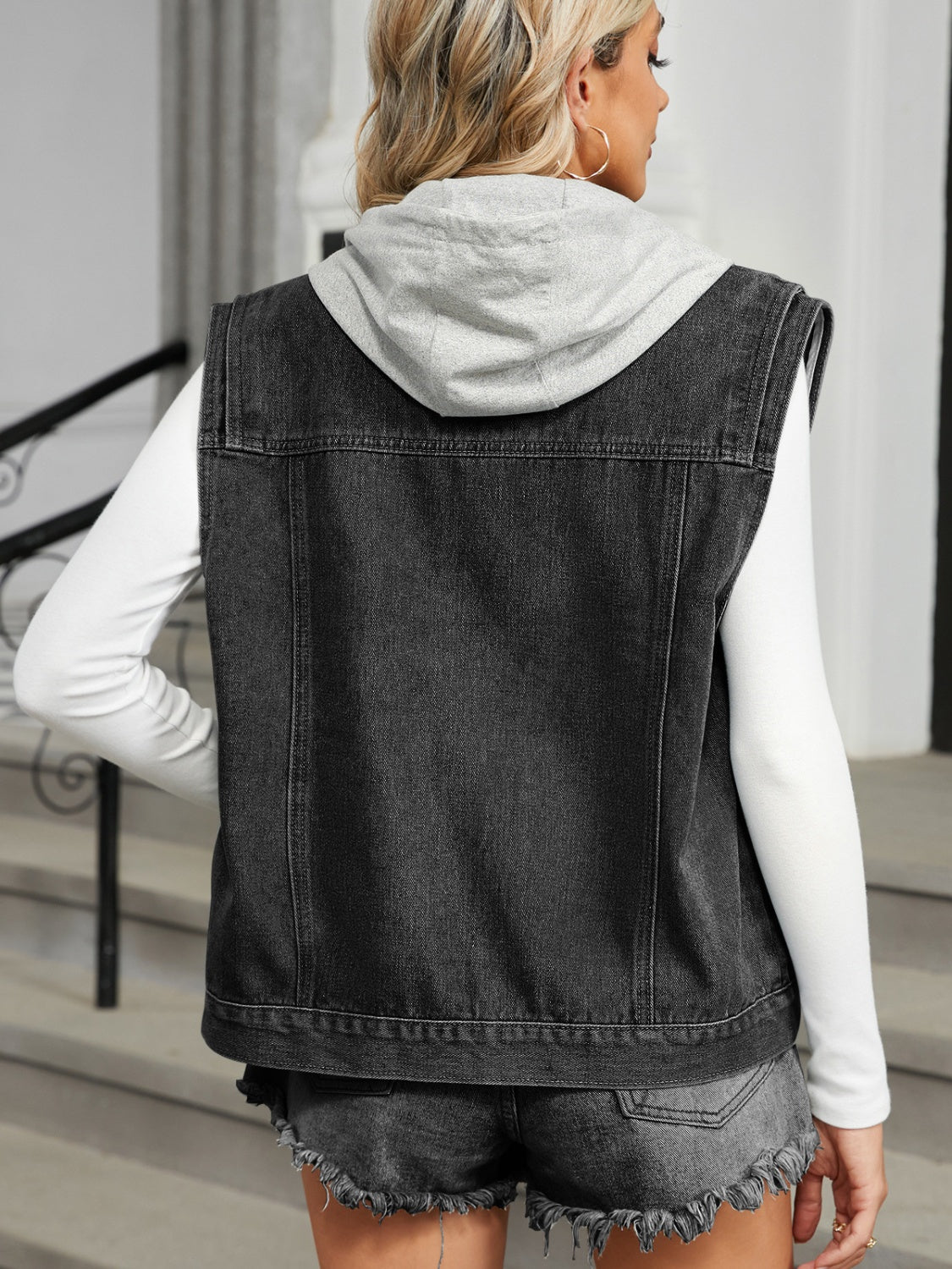 Estefanía | Sleeveless denim jacket with button placket and pockets