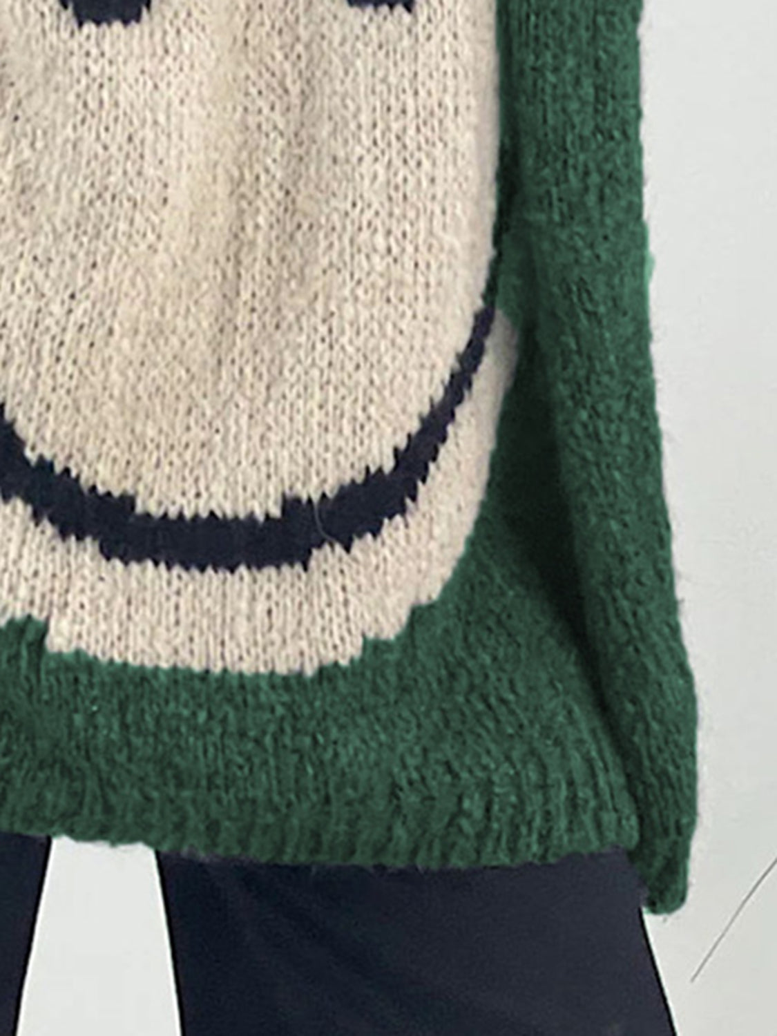 Laura | Long-sleeved sweater with a smiling face and a V-neck