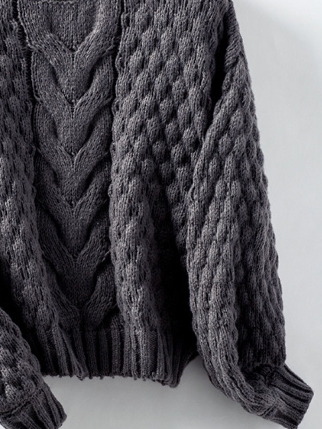 Otilia | Long-sleeved cable-knit sweater with a crew neck