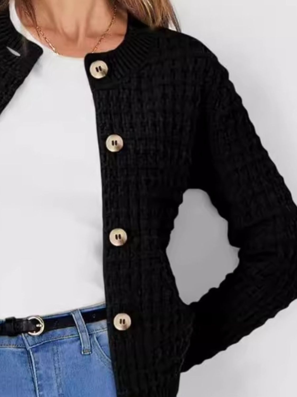 Adele | Buttoned, long-sleeved cardigan with a crew neck