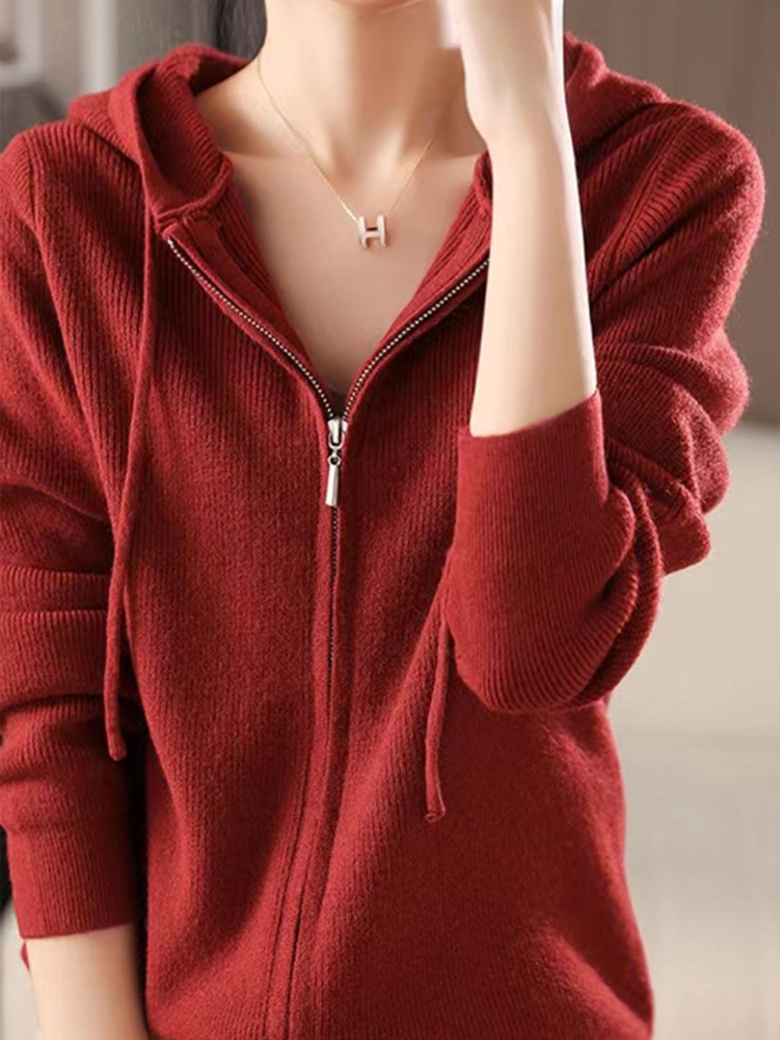 Helga | Long sleeve hoodie with drawstring and zip fastening