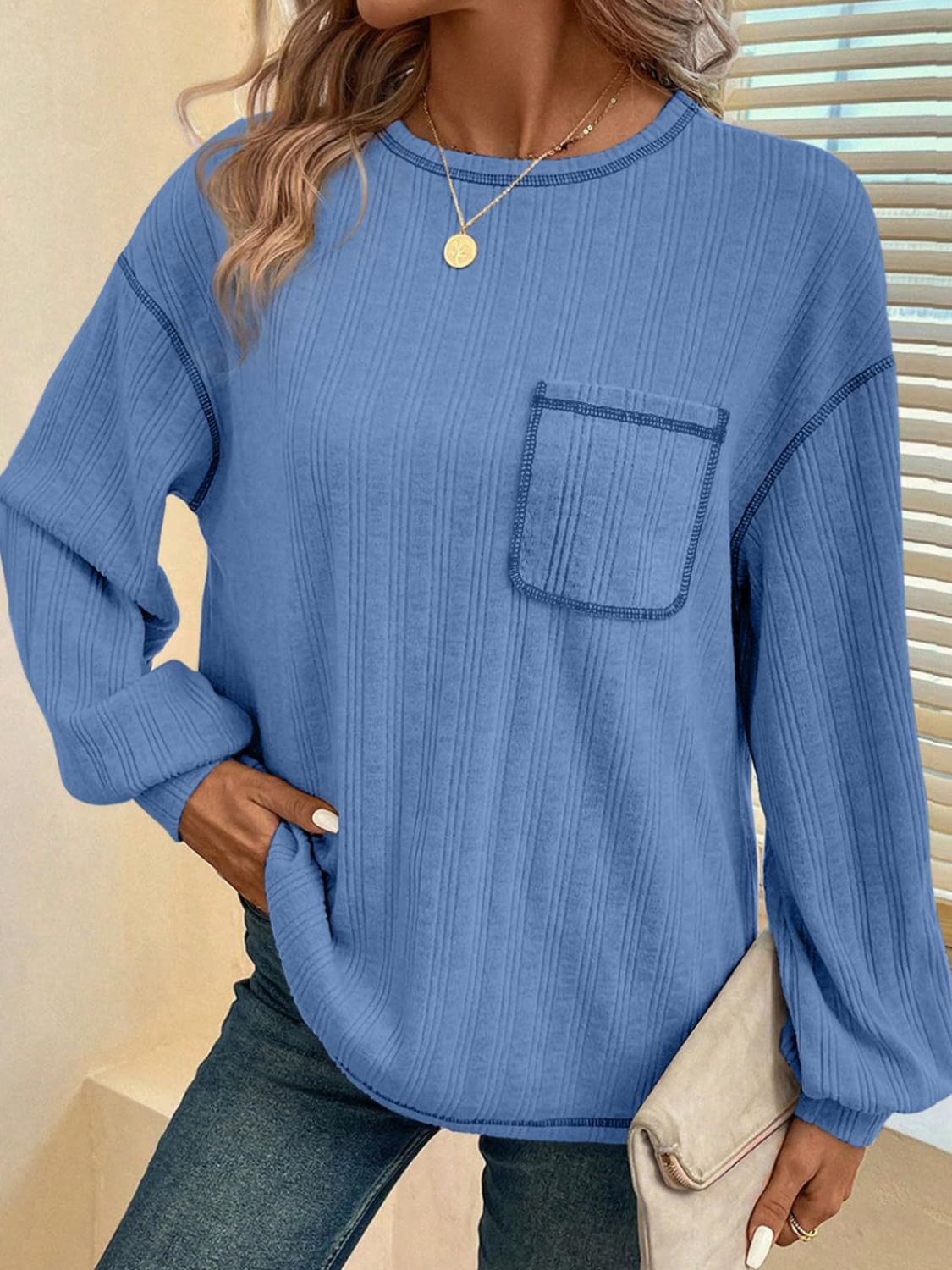 Hildegard | Long-sleeved t-shirt with a crew neck and contrast stitching