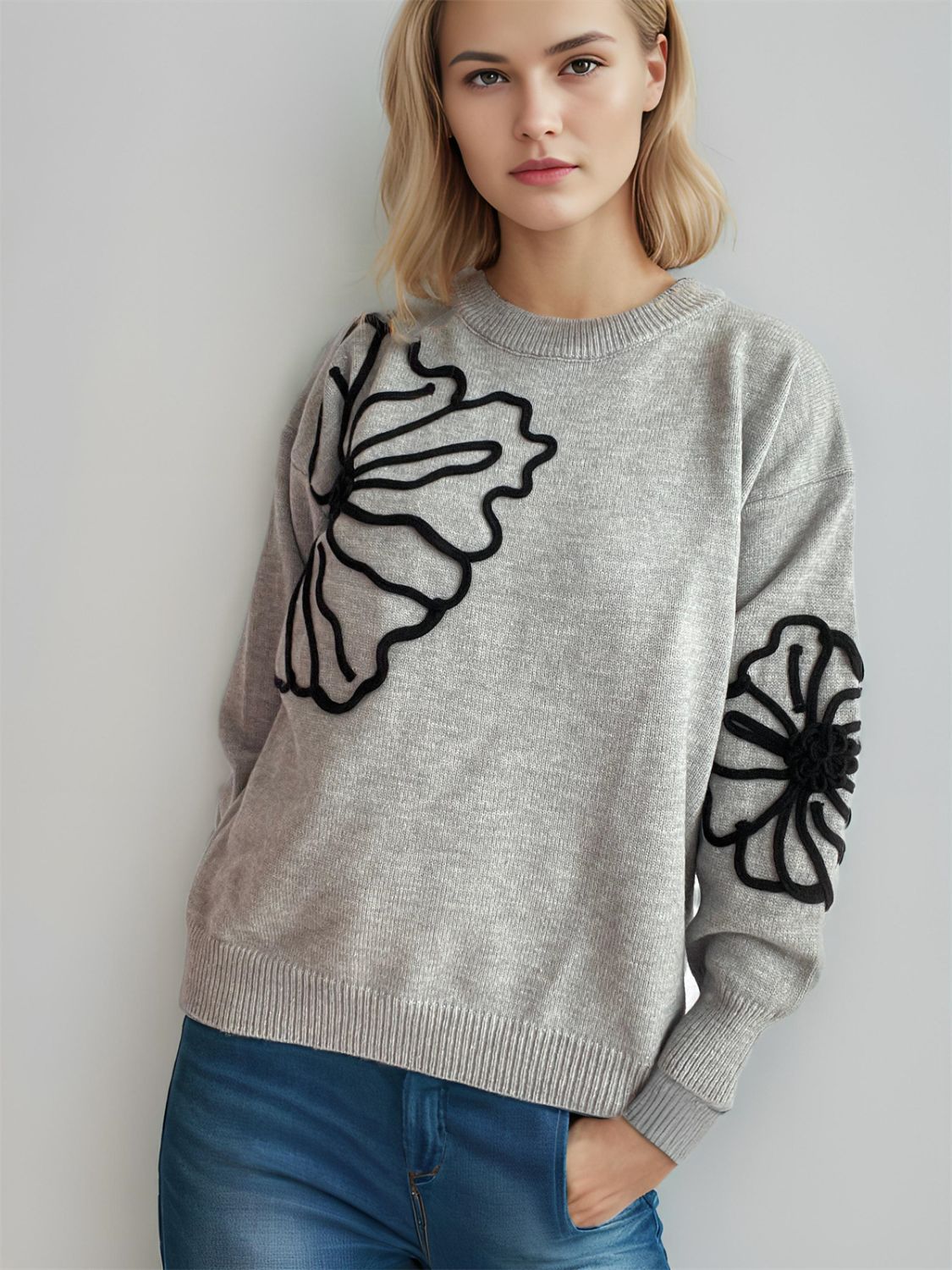 Gerda | Long-sleeved sweater with a floral crew neck