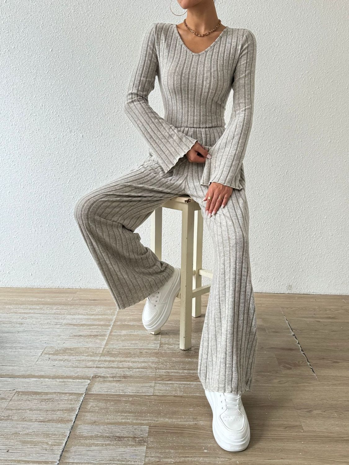 Rocio | Set consisting of a ribbed long-sleeved V-neck shirt and trousers with pockets