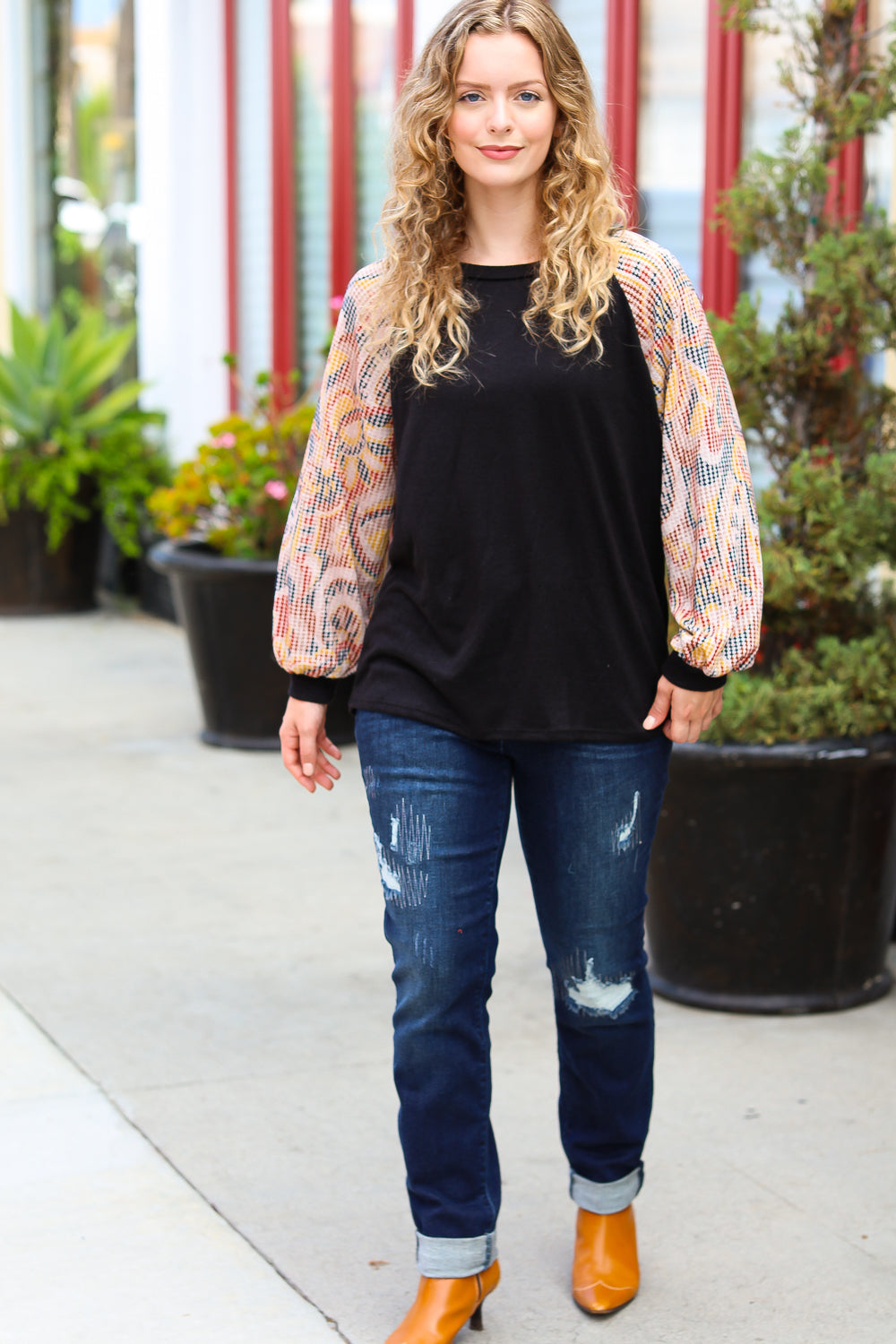 Giulia | Black structured top with bubble sleeves and abstract print