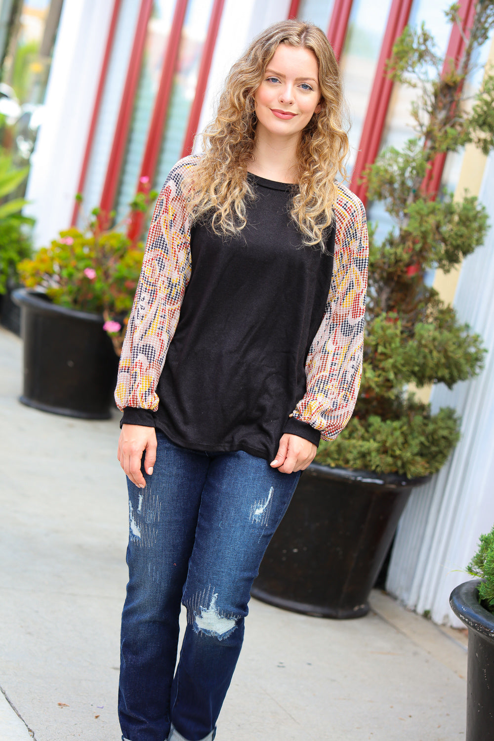 Giulia | Black structured top with bubble sleeves and abstract print