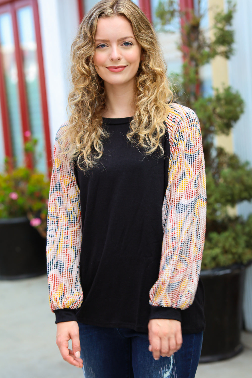 Giulia | Black structured top with bubble sleeves and abstract print