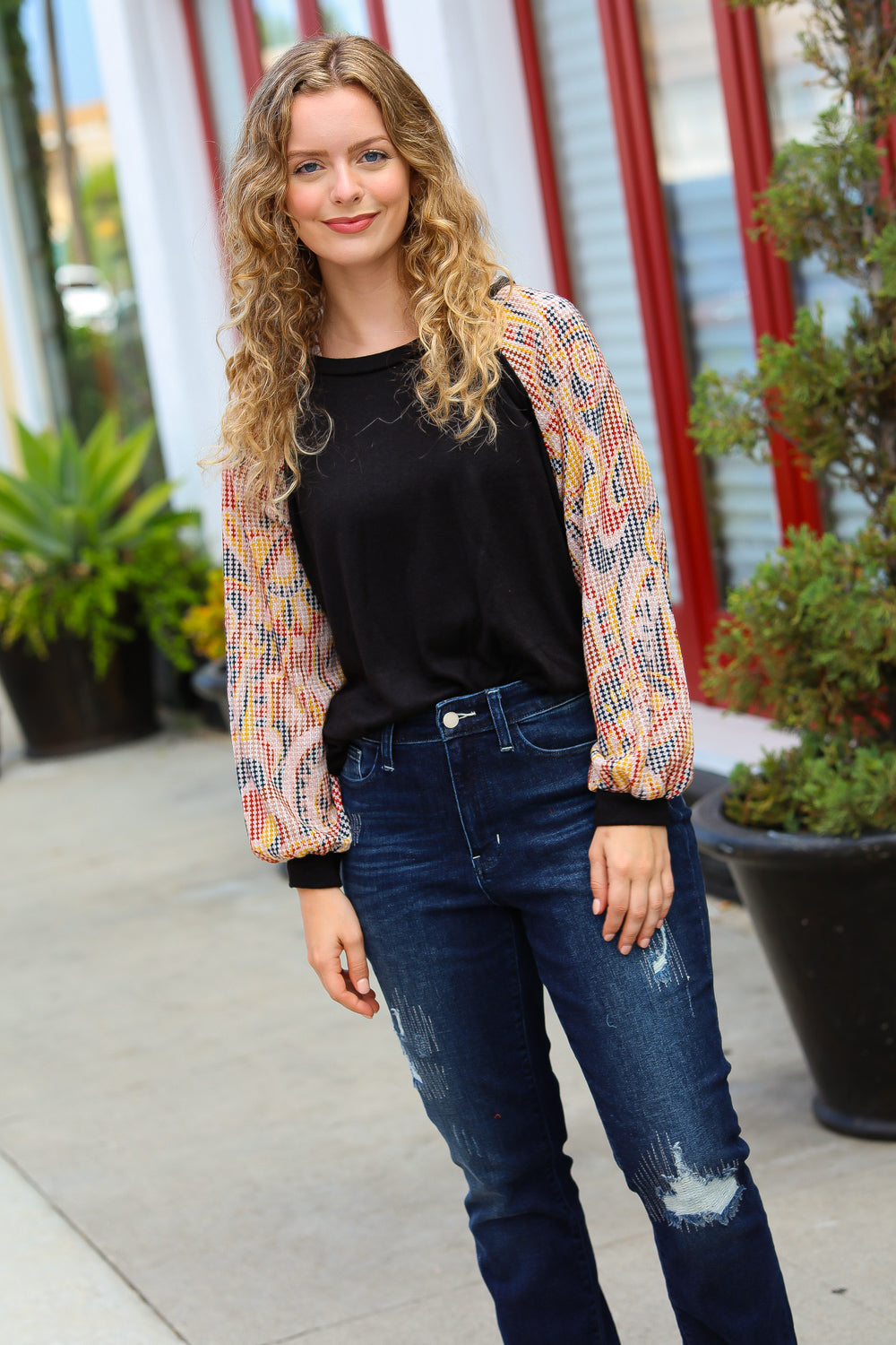 Giulia | Black structured top with bubble sleeves and abstract print