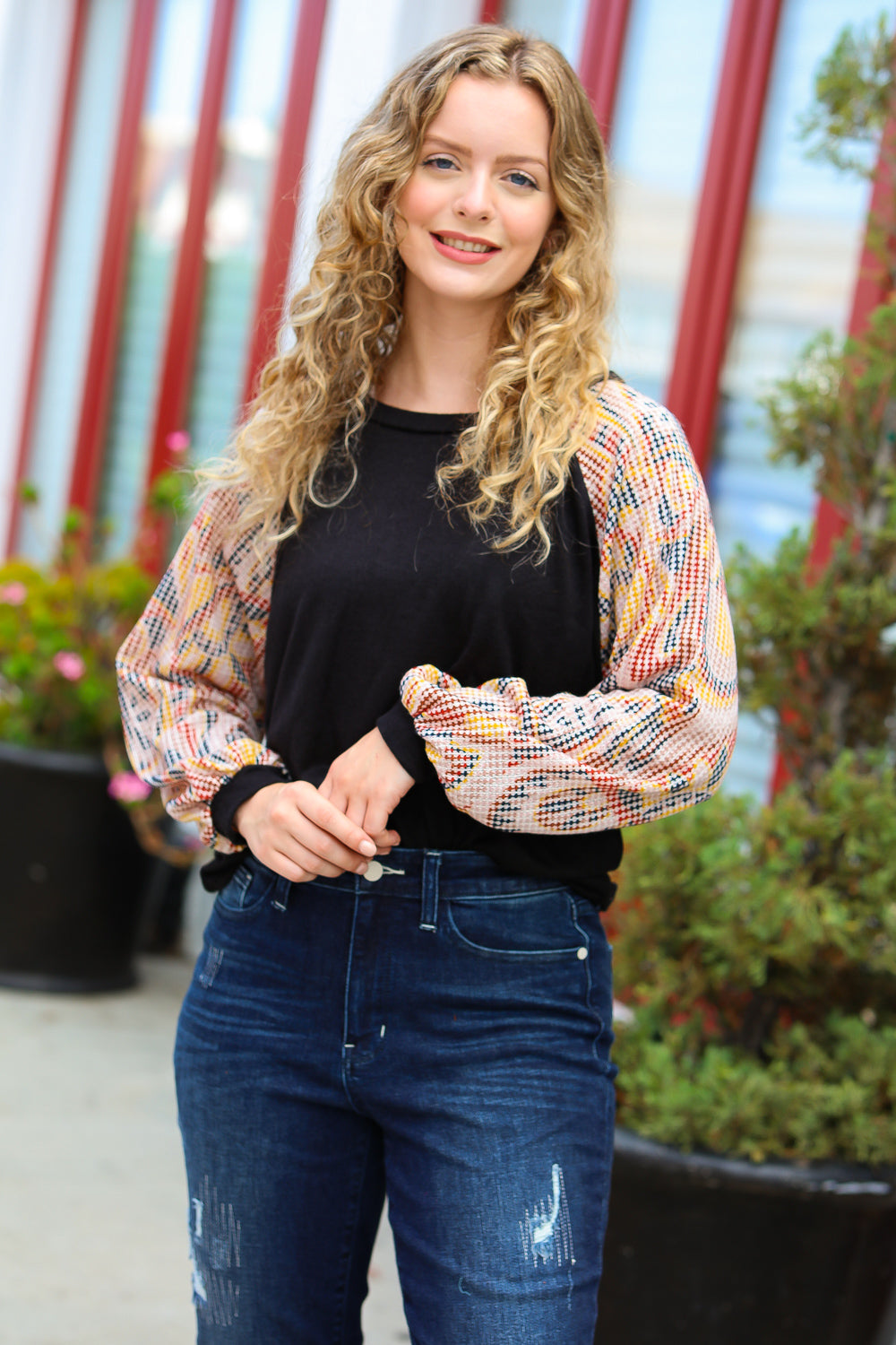 Giulia | Black structured top with bubble sleeves and abstract print