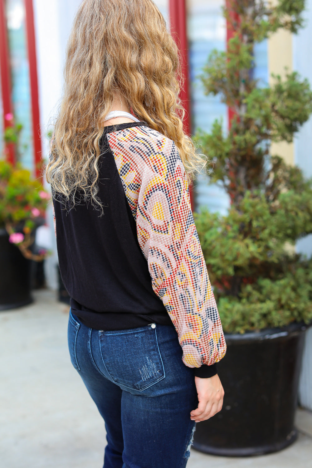 Giulia | Black structured top with bubble sleeves and abstract print