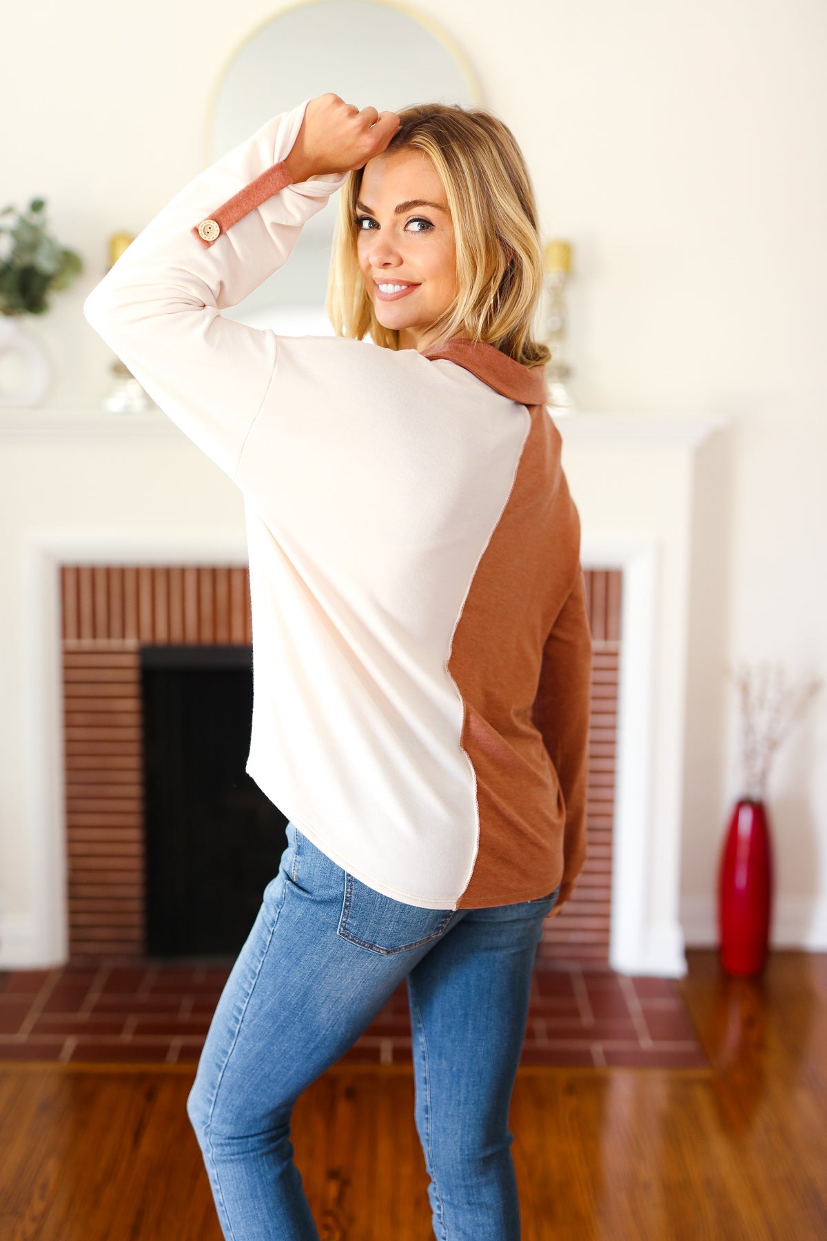 Alina | Start your day in rust brown with a notched neckline and half and half collar