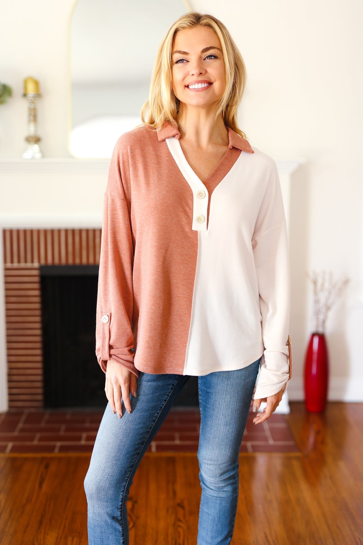 Alina | Start your day in rust brown with a notched neckline and half and half collar