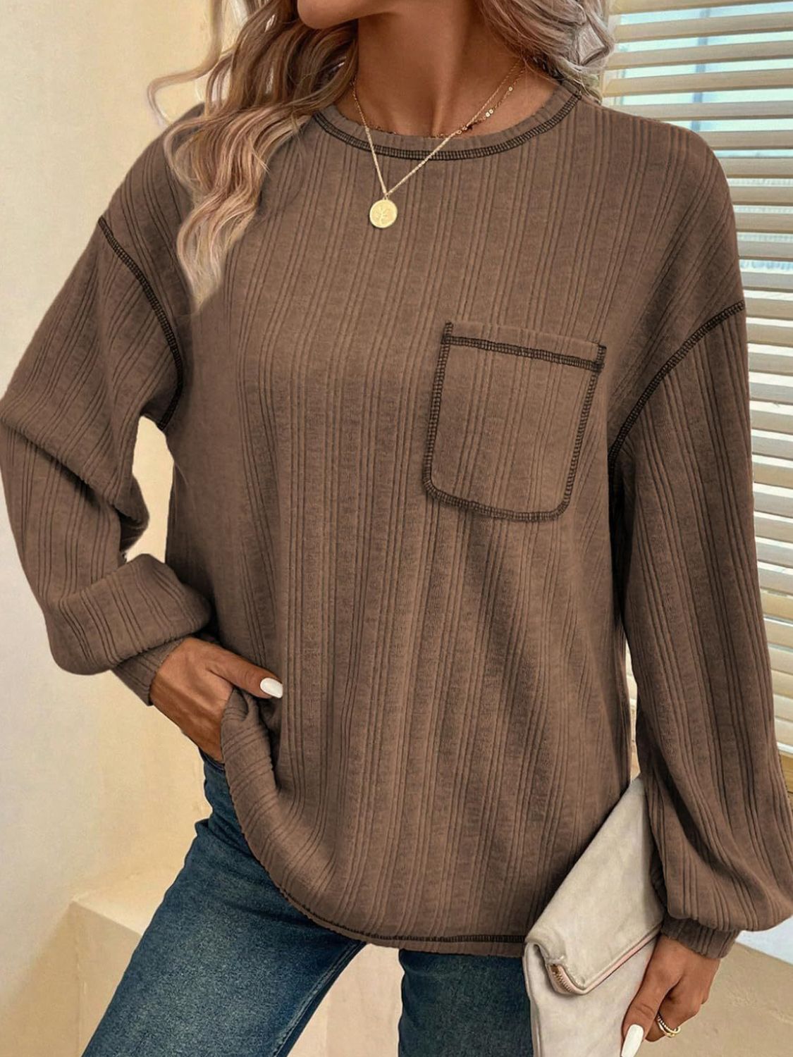 Hildegard | Long-sleeved t-shirt with a crew neck and contrast stitching