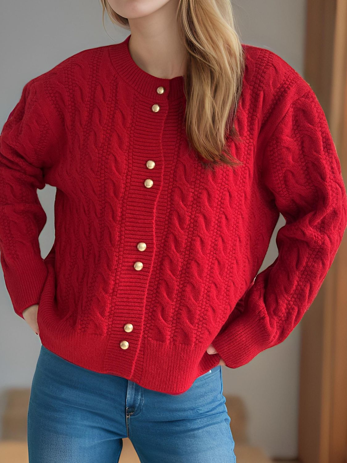 Cristina | Cable knit cardigan with a crew neck and long sleeves