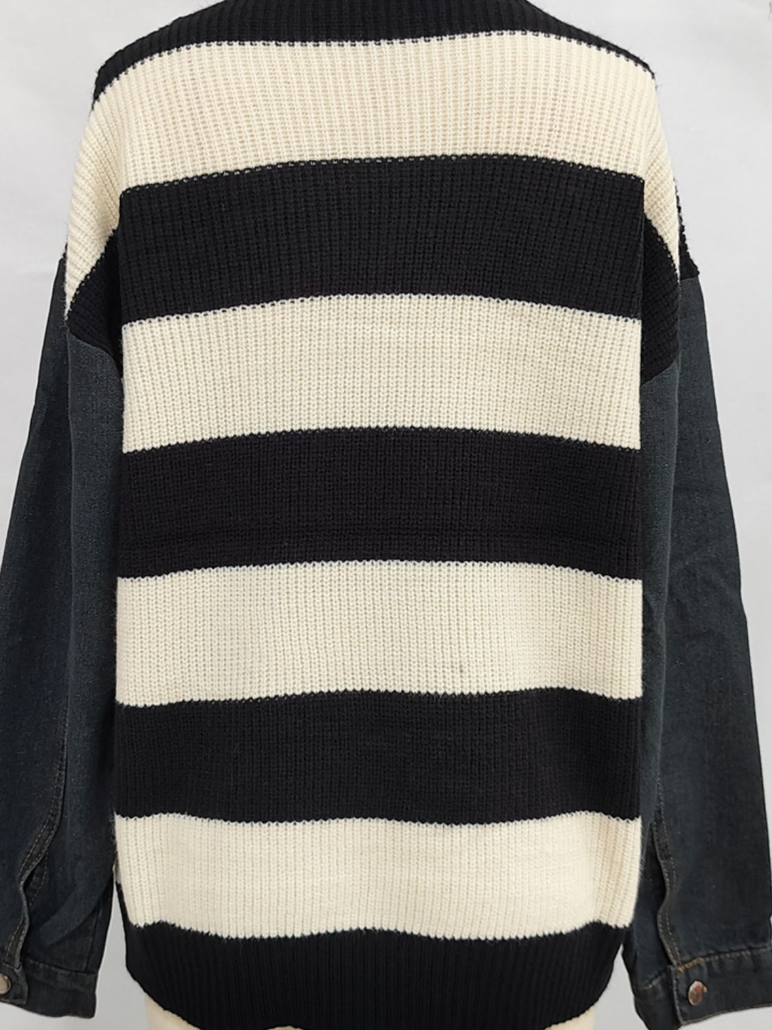 Johana | Contrasting long-sleeved sweater with a crew neck