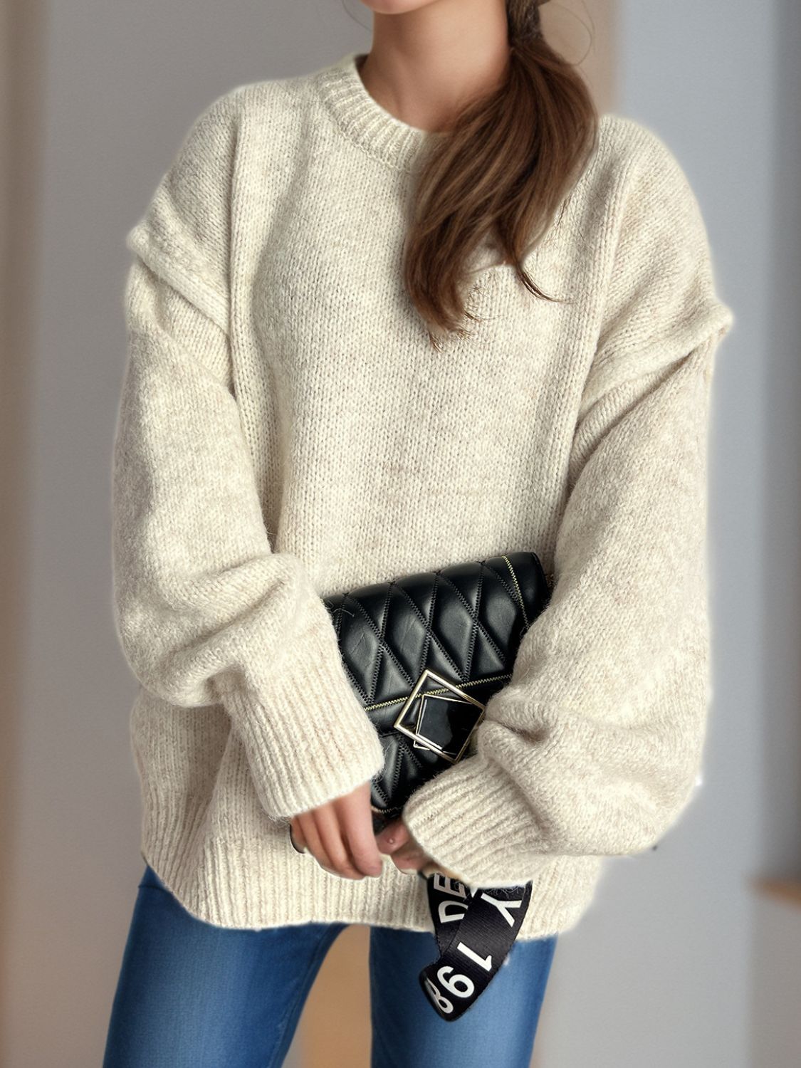 Luz | Round neck sweater with sloping shoulders and contrasting trim