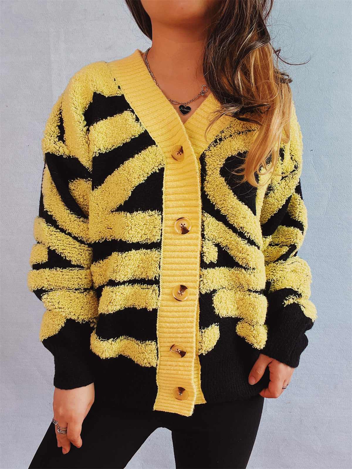 Lea | Contrast color long sleeve cardigan with buttons