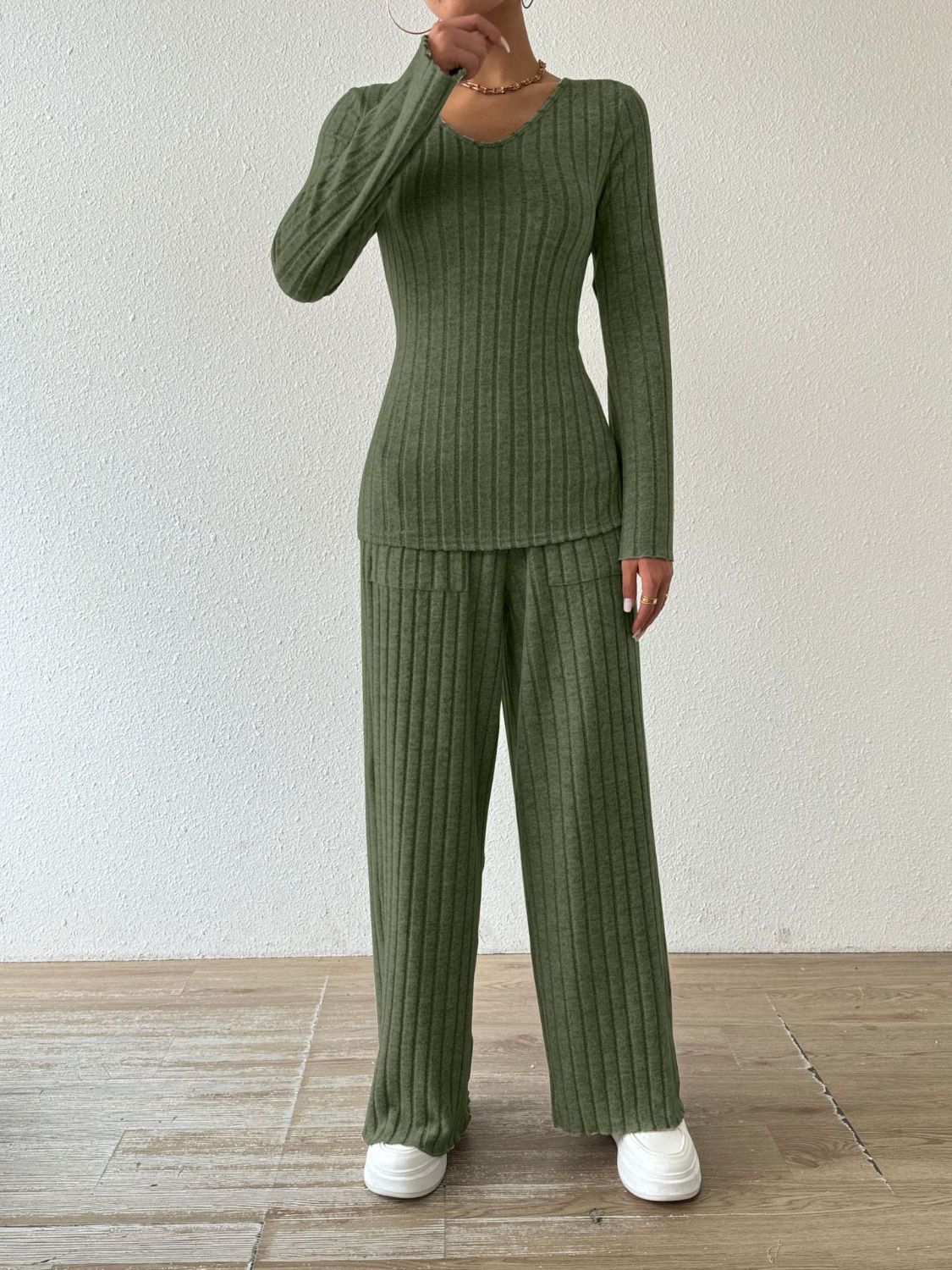 Rocio | Set consisting of a ribbed long-sleeved V-neck shirt and trousers with pockets