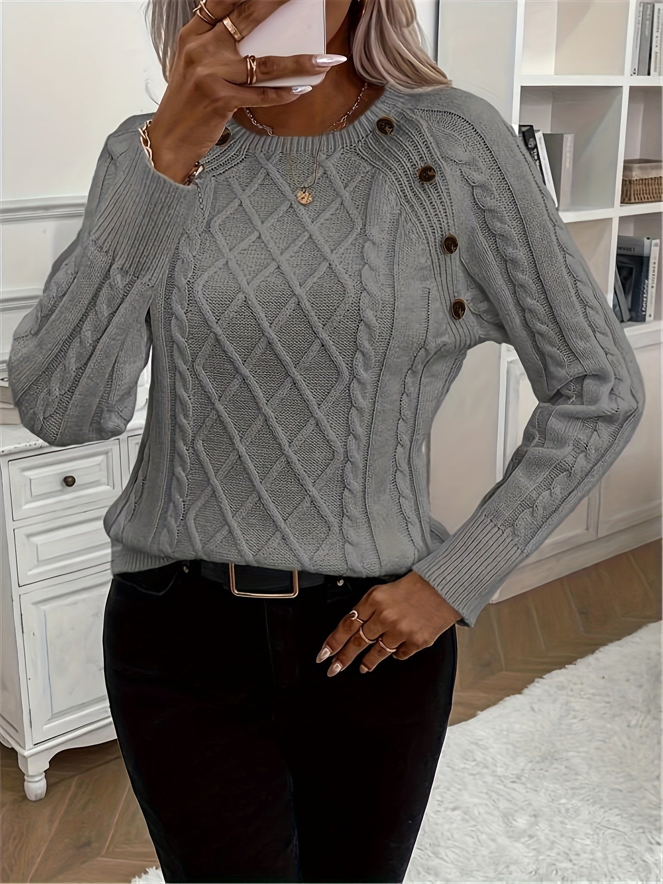 Annelie | Single-breasted cable-knit sweater with a crew neck