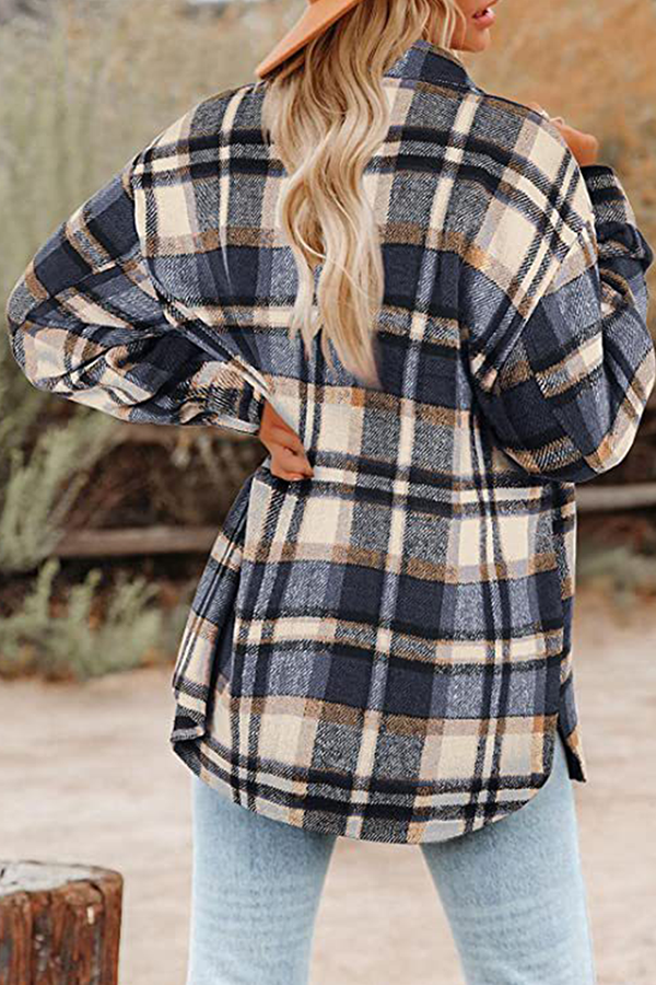 Regina | Casual outerwear with a checked turn-down collar and pocket buckle