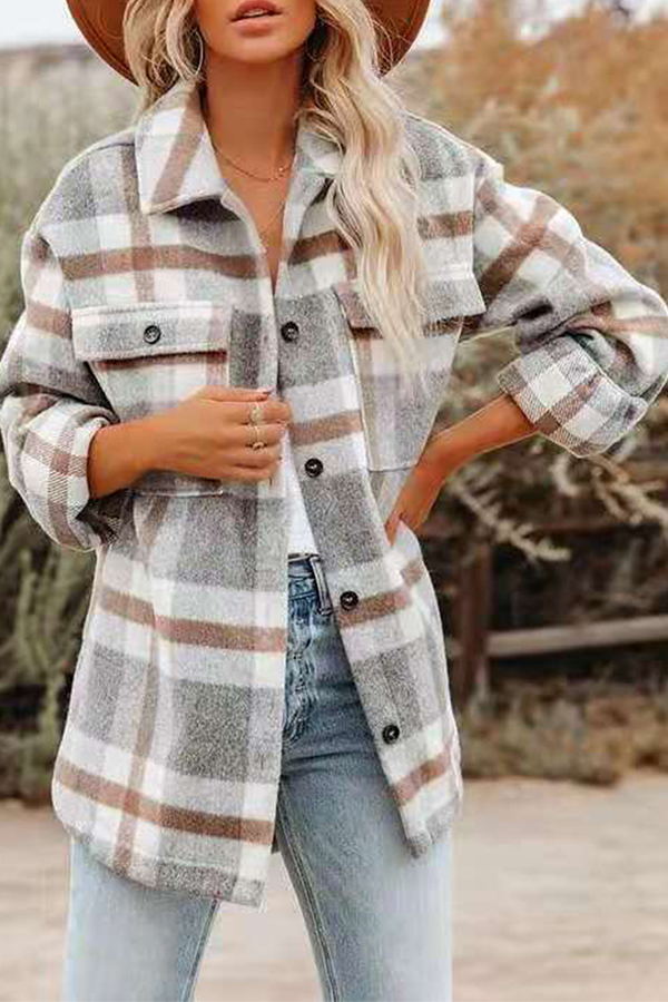 Regina | Casual outerwear with a checked turn-down collar and pocket buckle