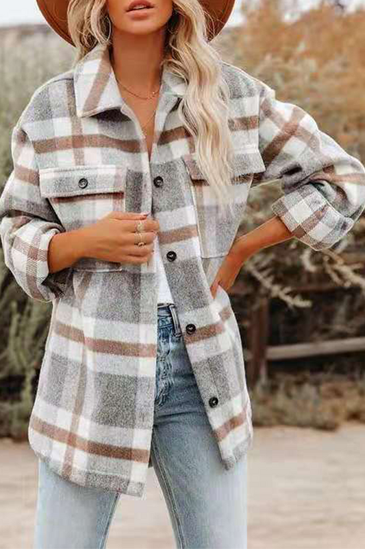 Regina | Casual outerwear with a checked turn-down collar and pocket buckle