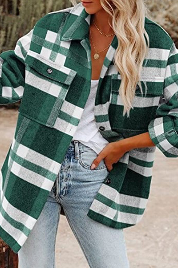 Regina | Casual outerwear with a checked turn-down collar and pocket buckle